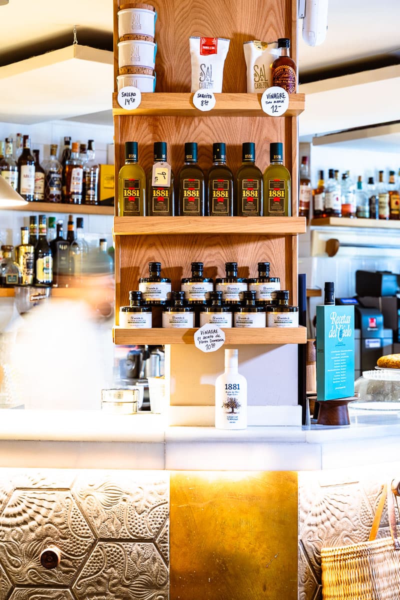 Estante con sal de Cabezón, aceite de oliva y vinagres — La Abacería