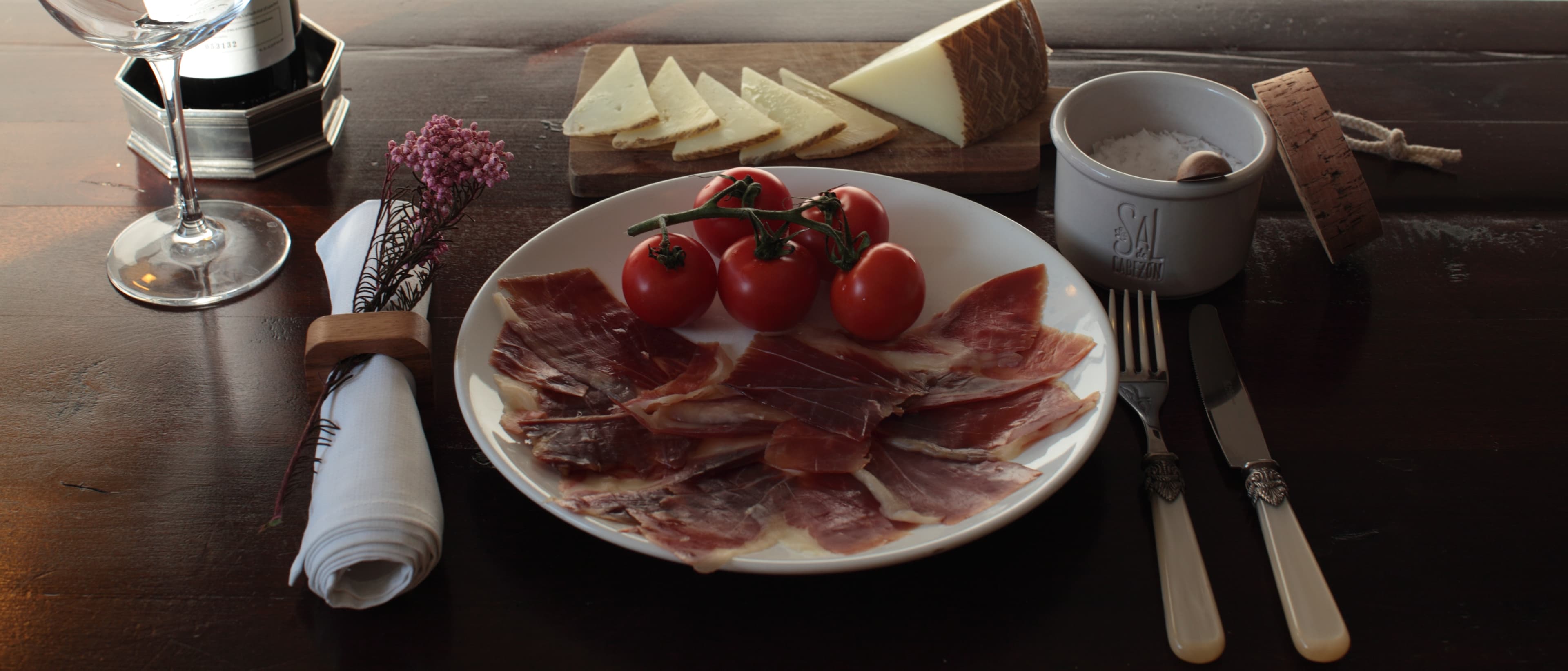Bodegón con jamón, queso, tomate y sal de Cabezón — La Abacería de la Sal